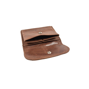 Kleines Portemonnaie aus Leder mit mini Münzfach welches mit einem kleinen Druckknopf geschlossen wird.