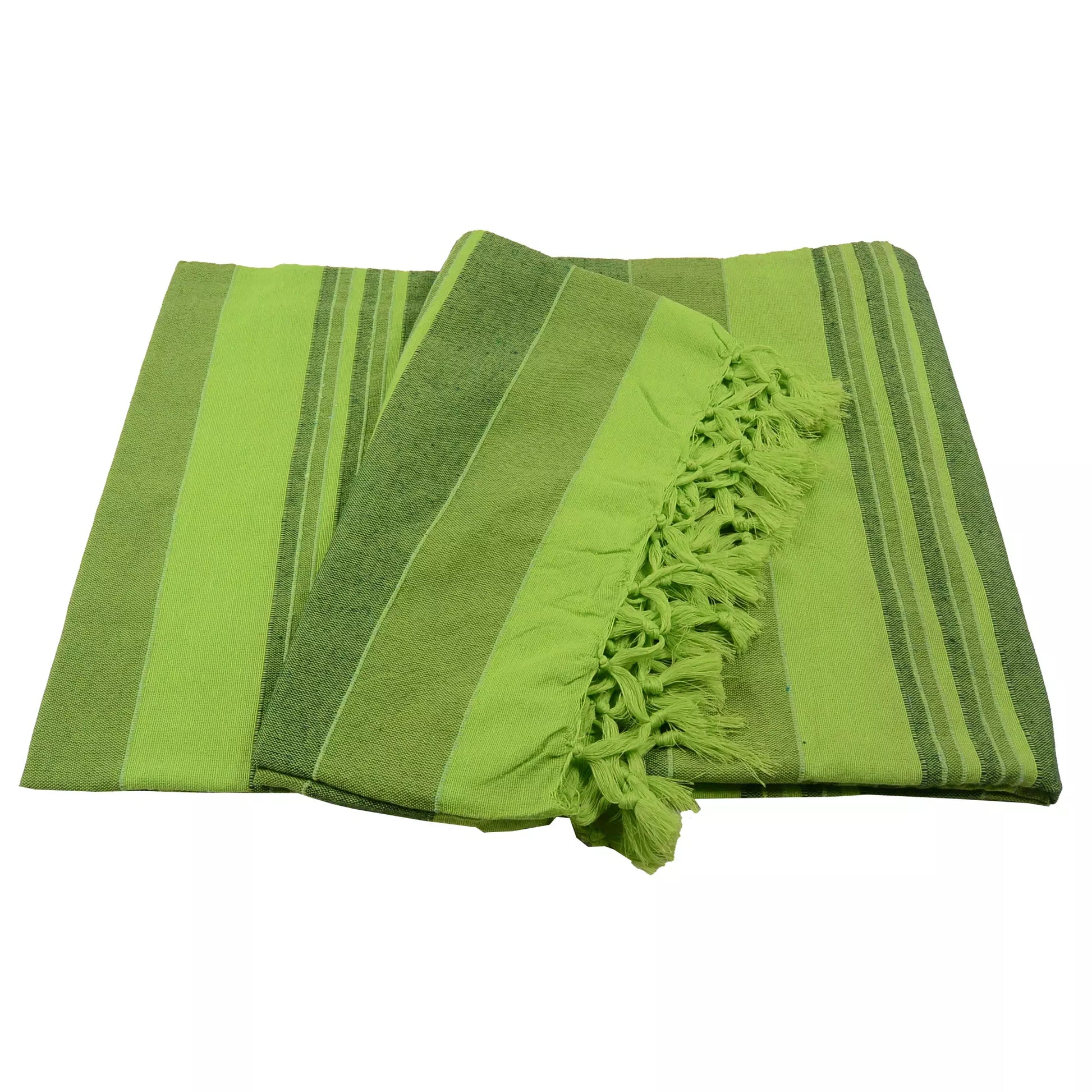 Tagesdecke, Decke aus Baumwolle mit Streifen in verschiedenen Grüntönen. Apfelgrüne Fransen versäumen den Rand an zwei Seiten.