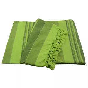 Tagesdecke, Decke aus Baumwolle mit Streifen in verschiedenen Grüntönen. Apfelgrüne Fransen versäumen den Rand an zwei Seiten.