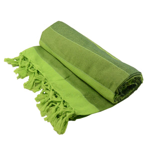 Grün gestreifte Decke aus Baumwolle, mit Fransen umsäumten Seiten.