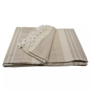 Tagesdecke, Decke aus Baumwolle mit Weißen, Sand und Beigefarbenen Streifen. Weiße Fransen versäumen den Rand an zwei Seiten.