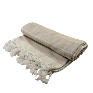 Weiße, Sand, Beige gestreifte Decke aus Baumwolle mit Fransen umsäumten Seiten.