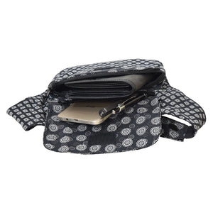 Offene Nijens Bauchtasche aus 100% Baumwolle, zeigt Hauptfach mit Geldbörse, Handy und Stift, Schwarz-Weiß-Muster.