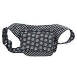 Nijens Bauchtasche aus 100% Baumwolle in Grau mit weißem Muster, Frontansicht mit aufgesetztem Reißverschlussfach und verstellbarem Gurt.