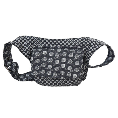 Nijens Bauchtasche aus 100% Baumwolle in Grau mit weißem Muster, Frontansicht mit aufgesetztem Reißverschlussfach und verstellbarem Gurt.