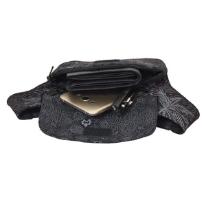 Geöffnete Nijens HĂŒfttasche aus Baumwolle in Schwarz mit Portemonnaie, Handy und Stift im Hauptfach.