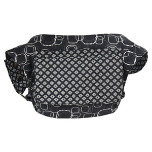 Schwarze Nijens Hüfttasche aus 100% Baumwolle mit geometrischem Muster in Weiß, Vorderansicht.