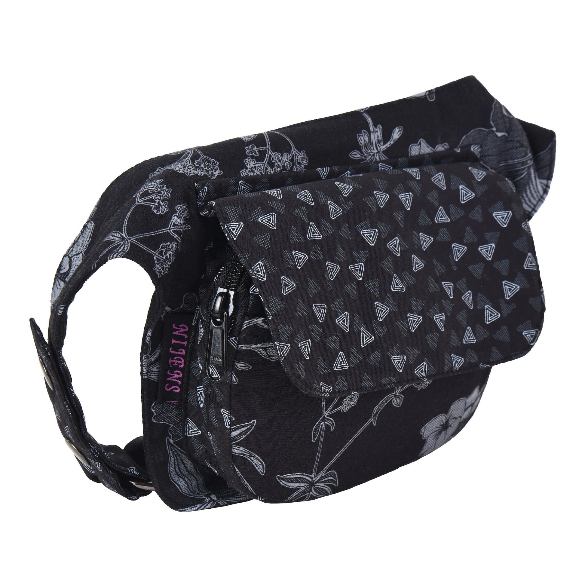 Kleine Schwarze Bauchtasche aus Baumwolle mit Lilien und Dreiecks Motiven. Der Taschengurt ist größenverstellbar.