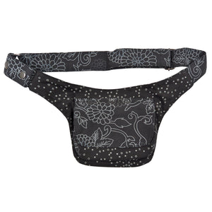 Kleine Bauchtasche aus Canvas und Baumwollstoff in Schwarz mit einem Muster, Stoffmix. Vorne gibt es ein Hauptfach und ein aufgesetztes ReiĂverschlussfach mit einem Einsteckfach. Die drei FĂ€cher werden alle durch eine Ăberlappung mit Klett verschlossen.