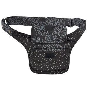 Kleine Bauchtasche aus Canvas und Baumwollstoff in Schwarz mit einem Muster, Stoffmix. Vorne gibt es ein Hauptfach und ein aufgesetztes ReiĂverschlussfach mit einem Einsteckfach.Â