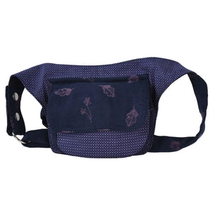 Kleine violette Bauchtasche aus Baumwolle mit Lila BlĂ€tter Stickerei. Das Hauptfach und zwei FĂ€cher vorne, werden durch einen Ăberschlag mit Klett verschlossen.