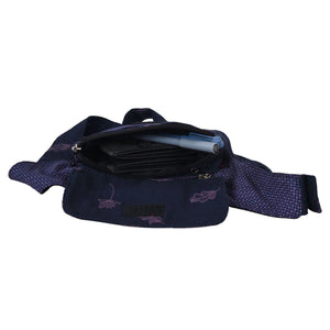 Kleine violette Bauchtasche aus Baumwolle mit Lila Blätter Stickerei.  Das Hauptfach bietet Platz für Portemonnaie und ist verschließbar mit einem Reißverschluss.