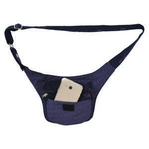 Kleine violette Bauchtasche aus Baumwolle mit Lila BlĂ€tter Stickerei. Neben dem Hauptfach, gibt es noch ein vorderes ReiĂverschlussfach mit einem Einsteckfach fĂŒrs Handy.