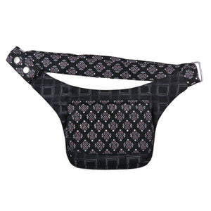 Schwarze Bauchtasche, Gürteltasche aus Baumwolle mit floralem Karomuster und verstellbarem Hüftgurt, der mit  Metallknöpfen geschlossen wird.