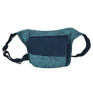 Dunkelblaue Bauchtasche aus Stoff mit floralem Muster Türkis, zwei Reißverschlussfächer und Einsteckfach mit Klettverschluss vorne.
