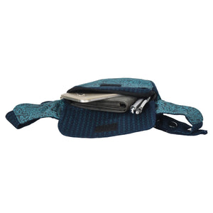 Dunkelblaue Bauchtasche aus Stoff mit floralem Muster Türkis, zwei Reißverschlussfächer und Einsteckfach mit Platz für Portemonnaie und Handy.