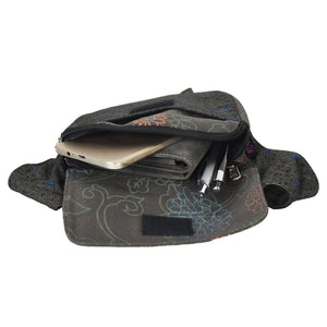 Bauchtasche Khakifarben aus Stoff mit floralem Muster, zwei Reißverschlussfächer und Einsteckfach mit Platz für Portemonnaie und Handy.