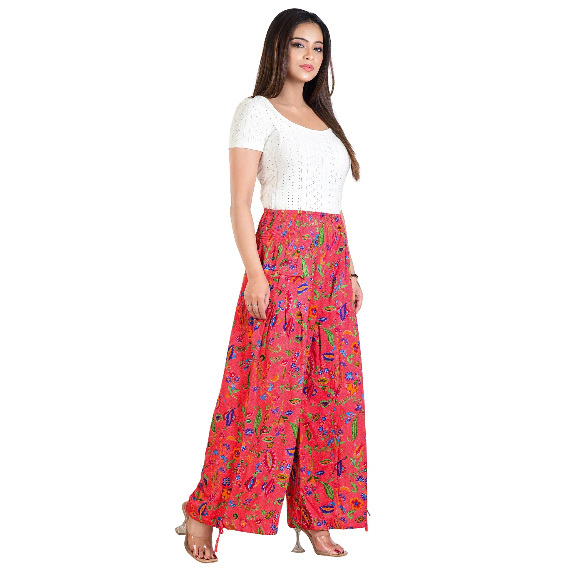 Model trägt korallrote Nijens Pumphose aus Viskose mit farbenfrohem Blumenmuster