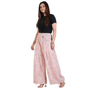 Luftige Viskosehose in Rosa mit Blumenmuster, getragen von Model 