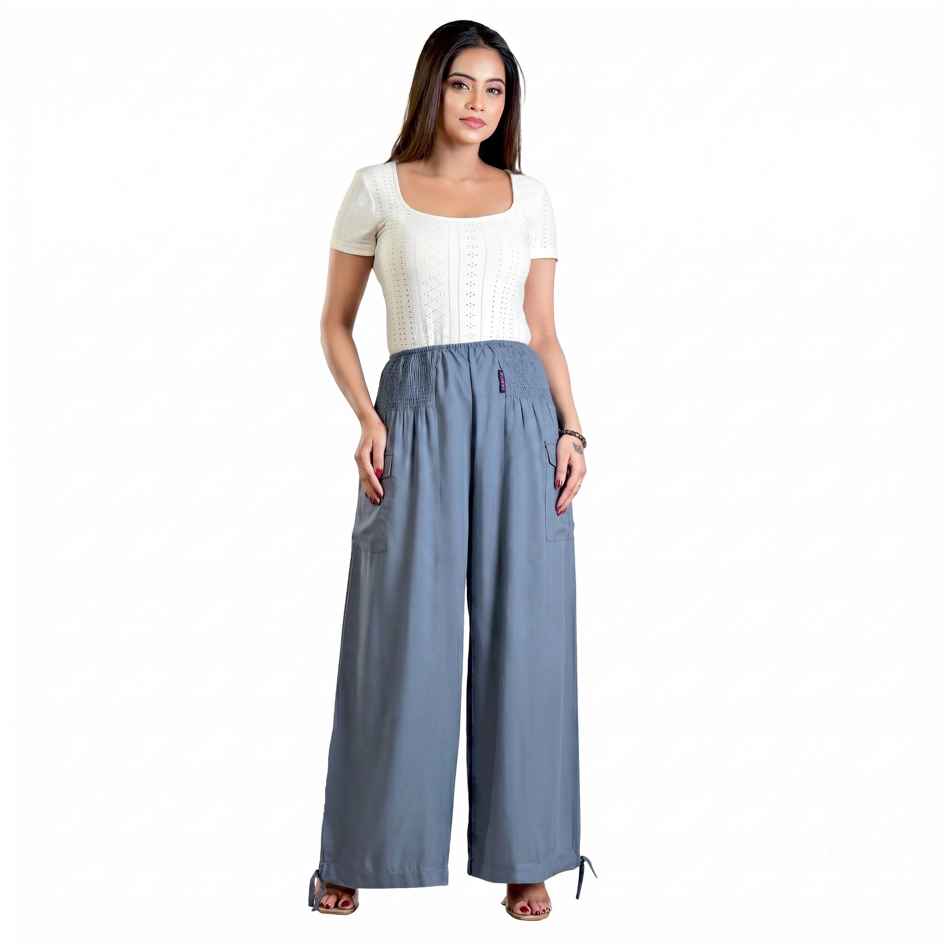 Model Ansicht - Bequeme Sommerhose für Damen aus Viskose in Hellgrau und Seitentaschen