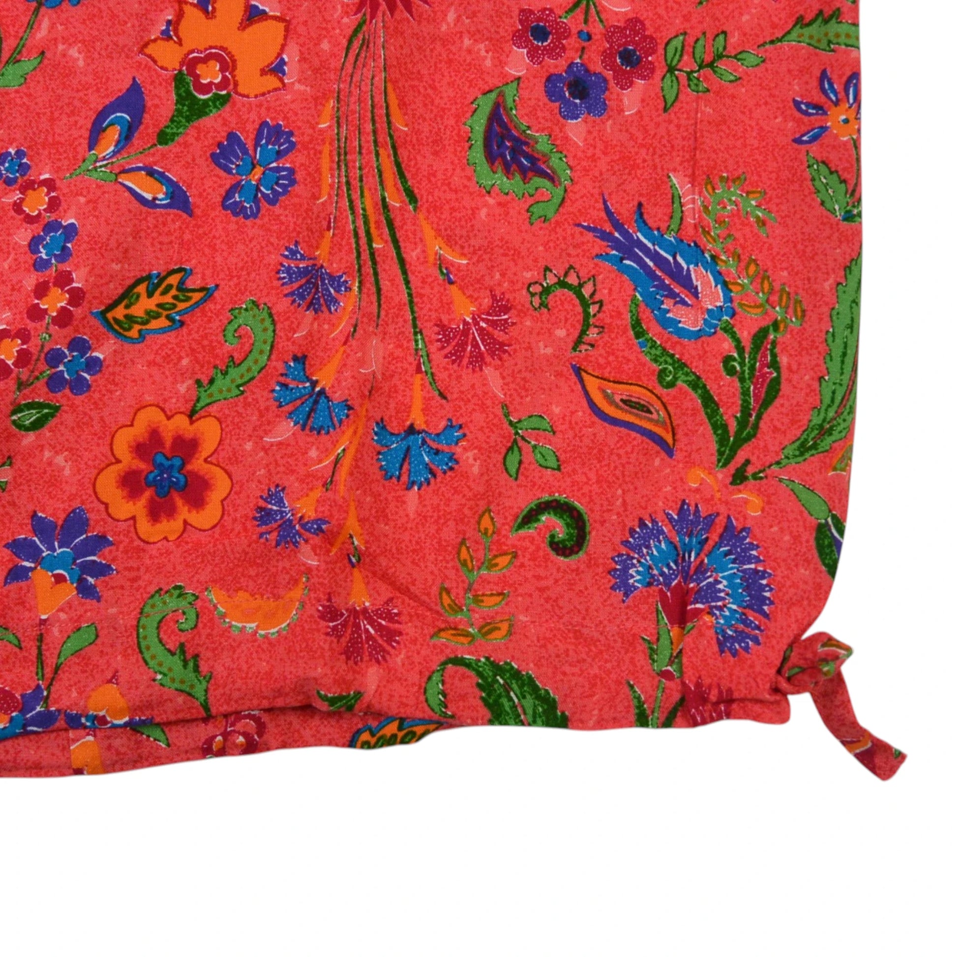 Detailansicht der korallroten Damen Pumphose aus Viskose mit buntem Blumenmuster