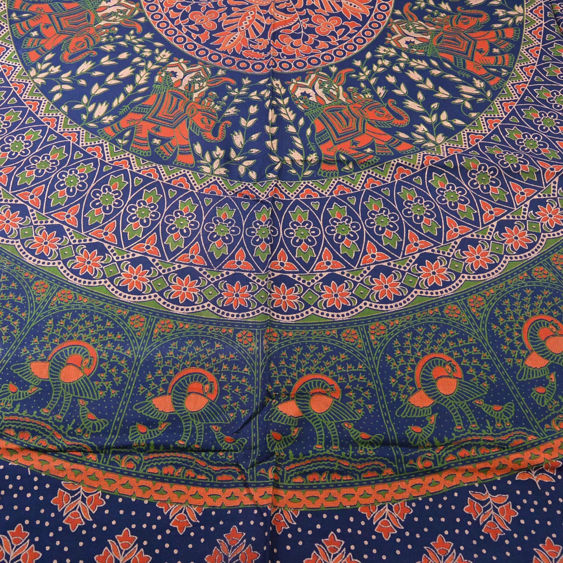 Seitliche Perspektive einer runden Mandala-Decke mit orientalischem Muster 