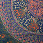 Nahaufnahme der handbedruckten Mandala-Decke mit floralen Mustern und traditionellen Elefanten in orange-blau