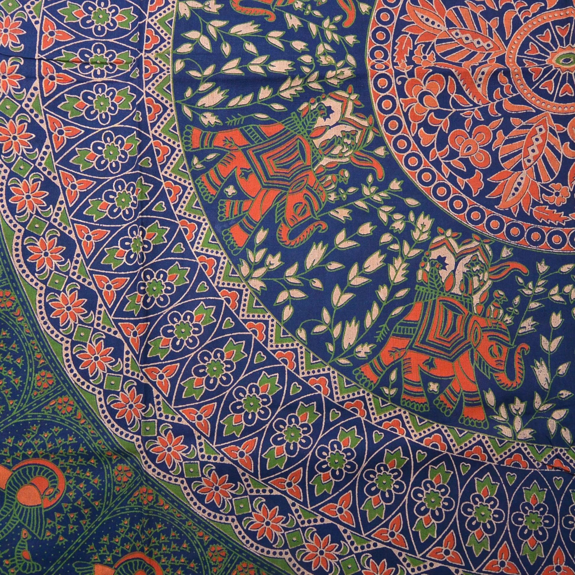 Nahaufnahme der handbedruckten Mandala-Decke mit floralen Mustern und traditionellen Elefanten in orange-blau