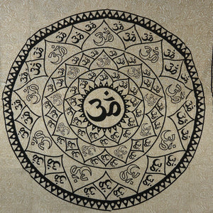 Zentrale Ansicht einer Mandala-Decke mit großem Om-Symbol in Schwarz auf beigem Hintergrund – spirituelles Design aus Indien