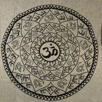 Zentrale Ansicht einer Mandala-Decke mit großem Om-Symbol in Schwarz auf beigem Hintergrund – spirituelles Design aus Indien