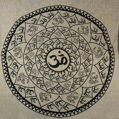 Zentrale Ansicht einer Mandala-Decke mit großem Om-Symbol in Schwarz auf beigem Hintergrund – spirituelles Design aus Indien