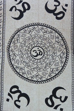 Teilansicht der Decke mit detaillierten Om-Zeichen in konzentrischen Kreisen – in Schwarz auf feinem Muster in Beige