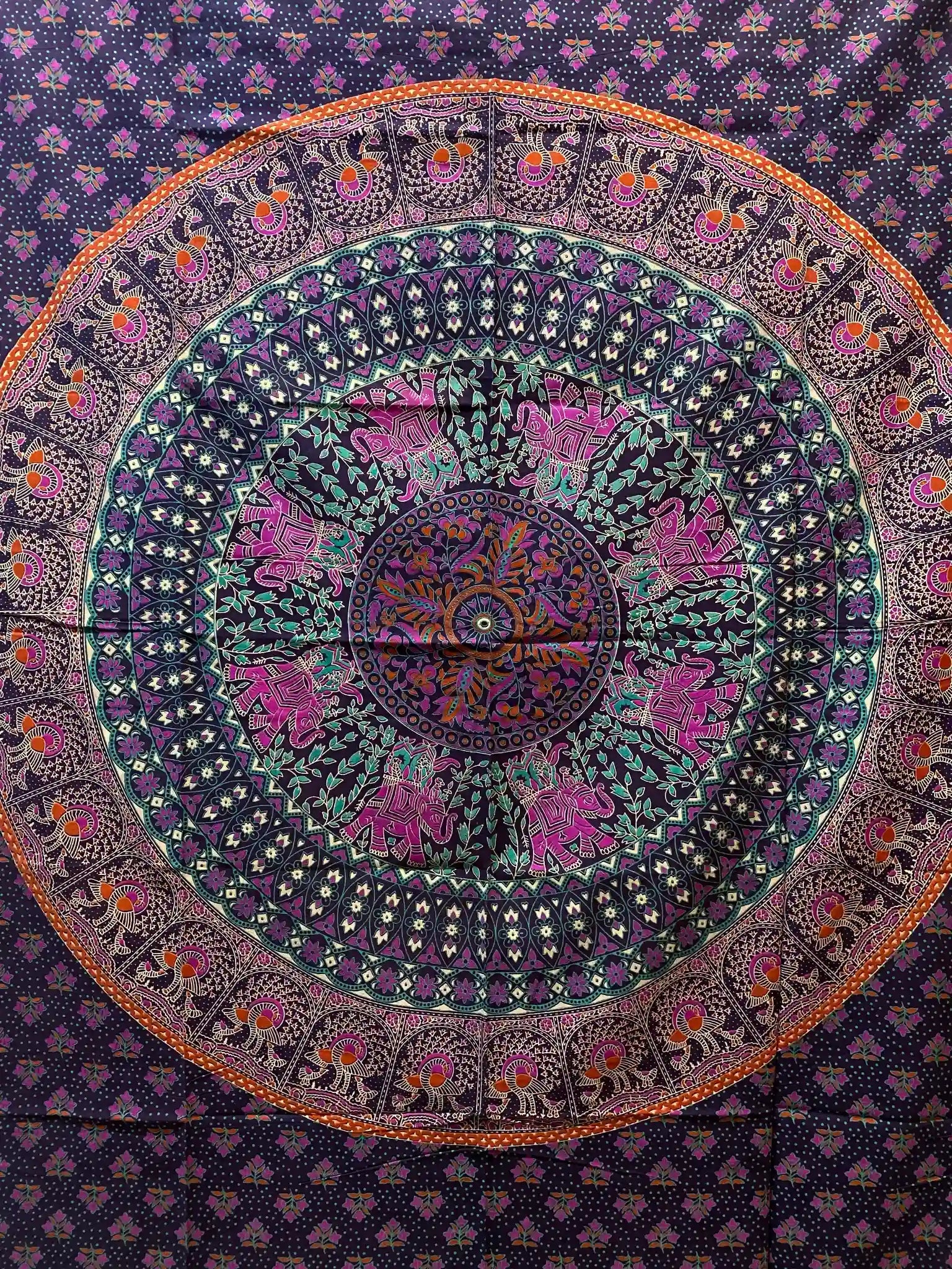 Decke in Lila-Türkis mit floralen Elementen und Elefantenmotiven im Kreisdesign
