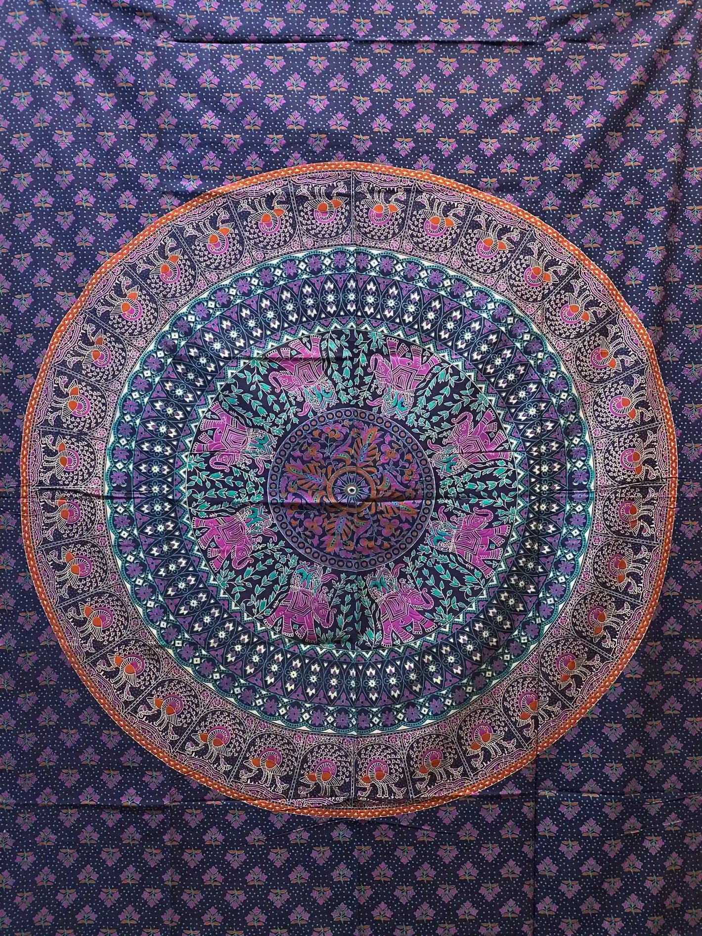 Mandala-Decke in Lila-Türkis mit floralen Elementen und Elefantenmotiven im Kreisdesign