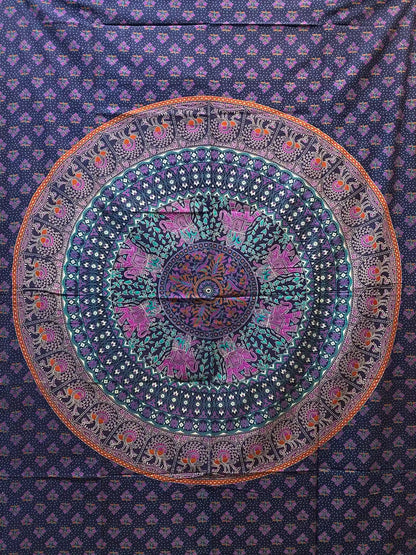 Mandala-Decke in Lila-Türkis mit floralen Elementen und Elefantenmotiven im Kreisdesign