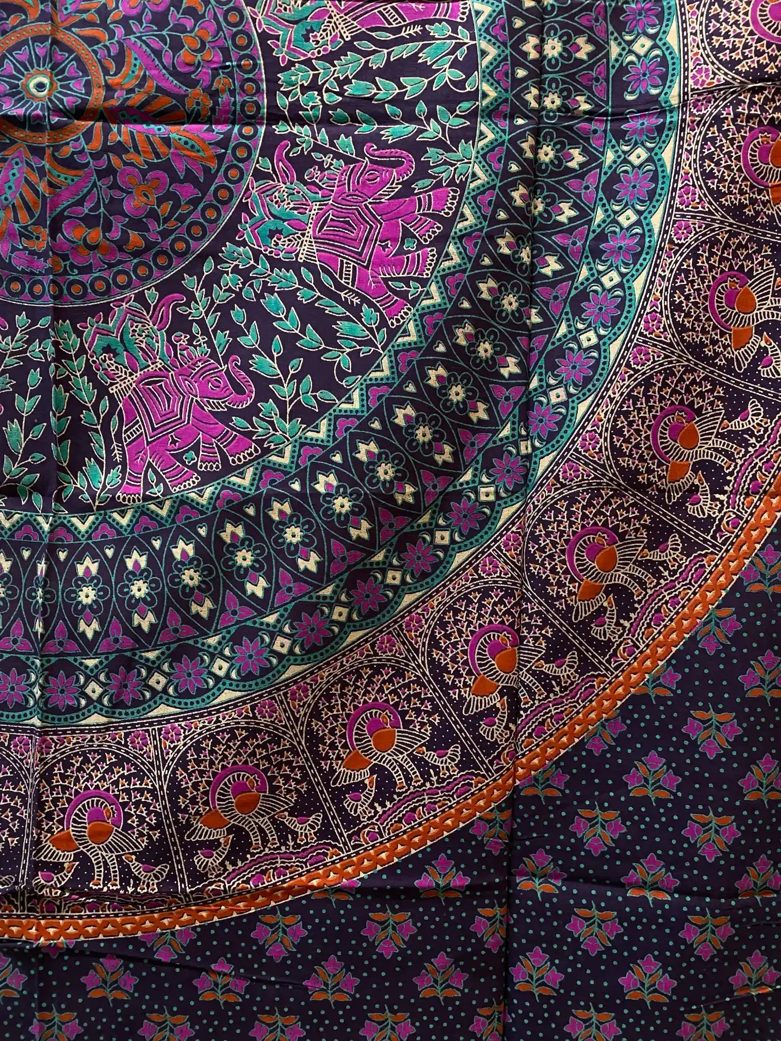 Mandala-Decke in Lila-Türkis mit floralen Elementen und Elefantenmotiven 