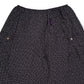 Detailansicht der schwarzen Damenhose aus Viskose mit feinem Punktmuster und elastischem Bund von Nijens.
