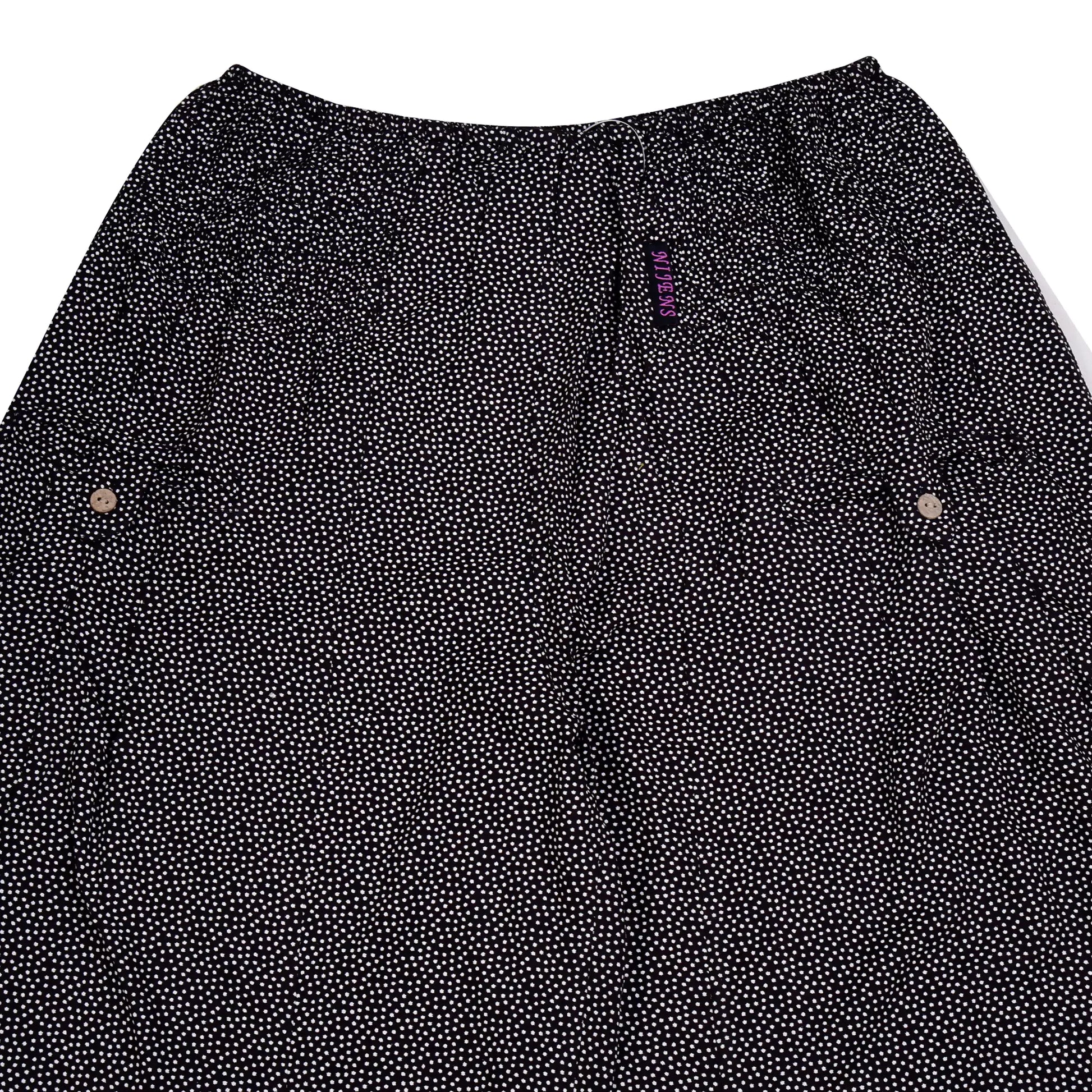 Detailansicht der schwarzen Damenhose aus Viskose mit feinem Punktmuster und elastischem Bund von Nijens.