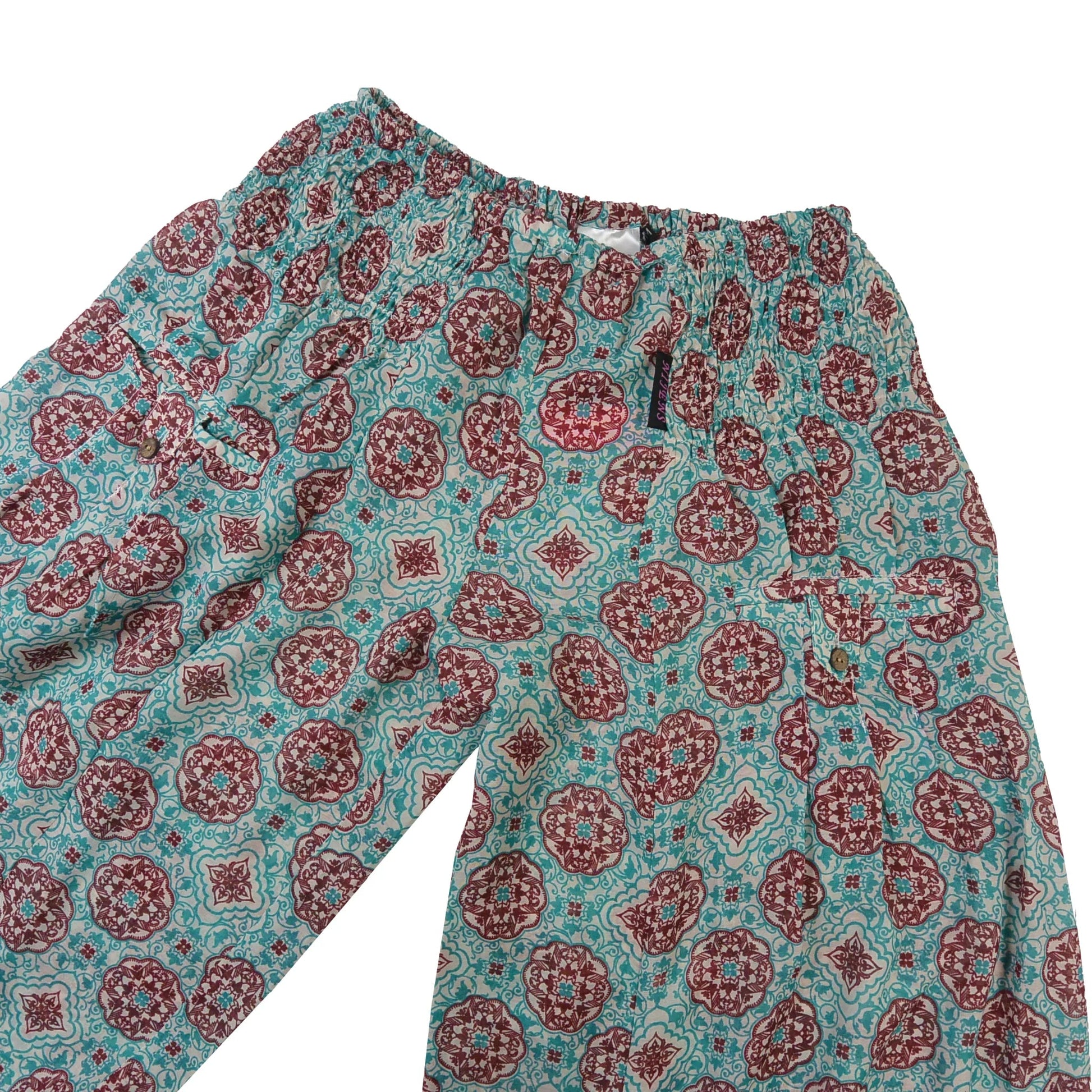 Detailansicht der türkis-roten Viskosehose mit elastischem Bund und Knopftaschen von Nijens.