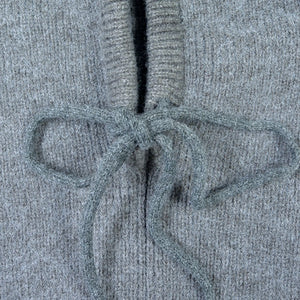 Detailaufnahme Kordelzug Balaclava Grau – feiner Strick