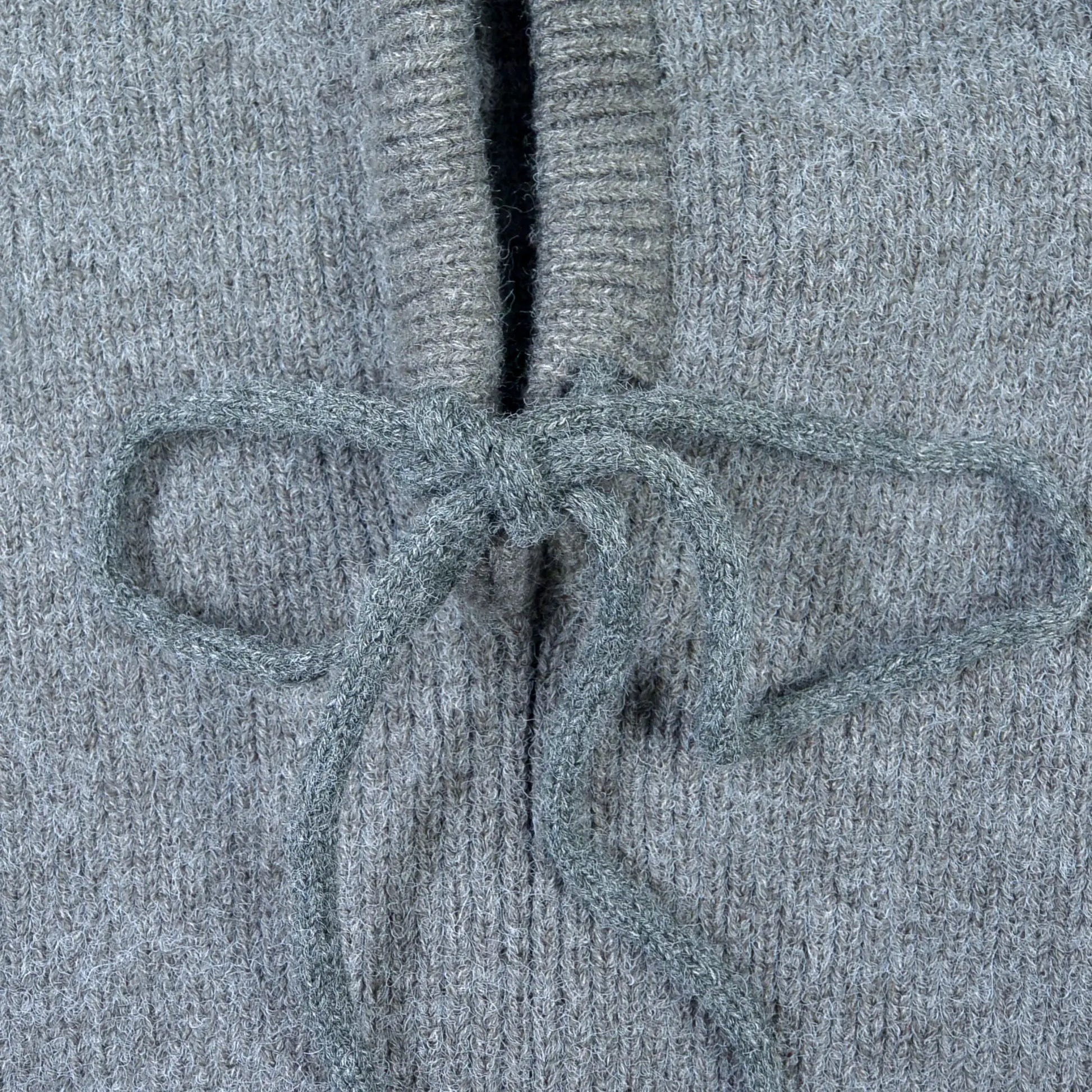 Detailaufnahme Kordelzug Balaclava Grau – feiner Strick