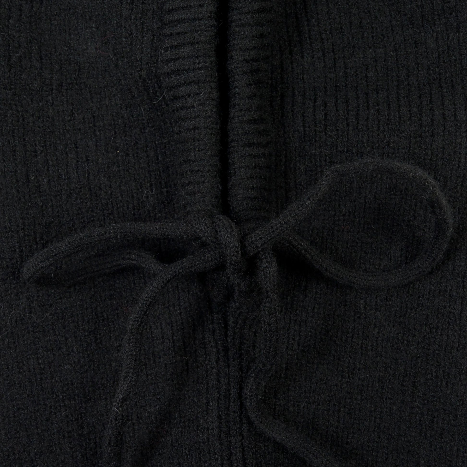 Detailaufnahme Kordelzug Balaclava Schwarz – feiner Strick