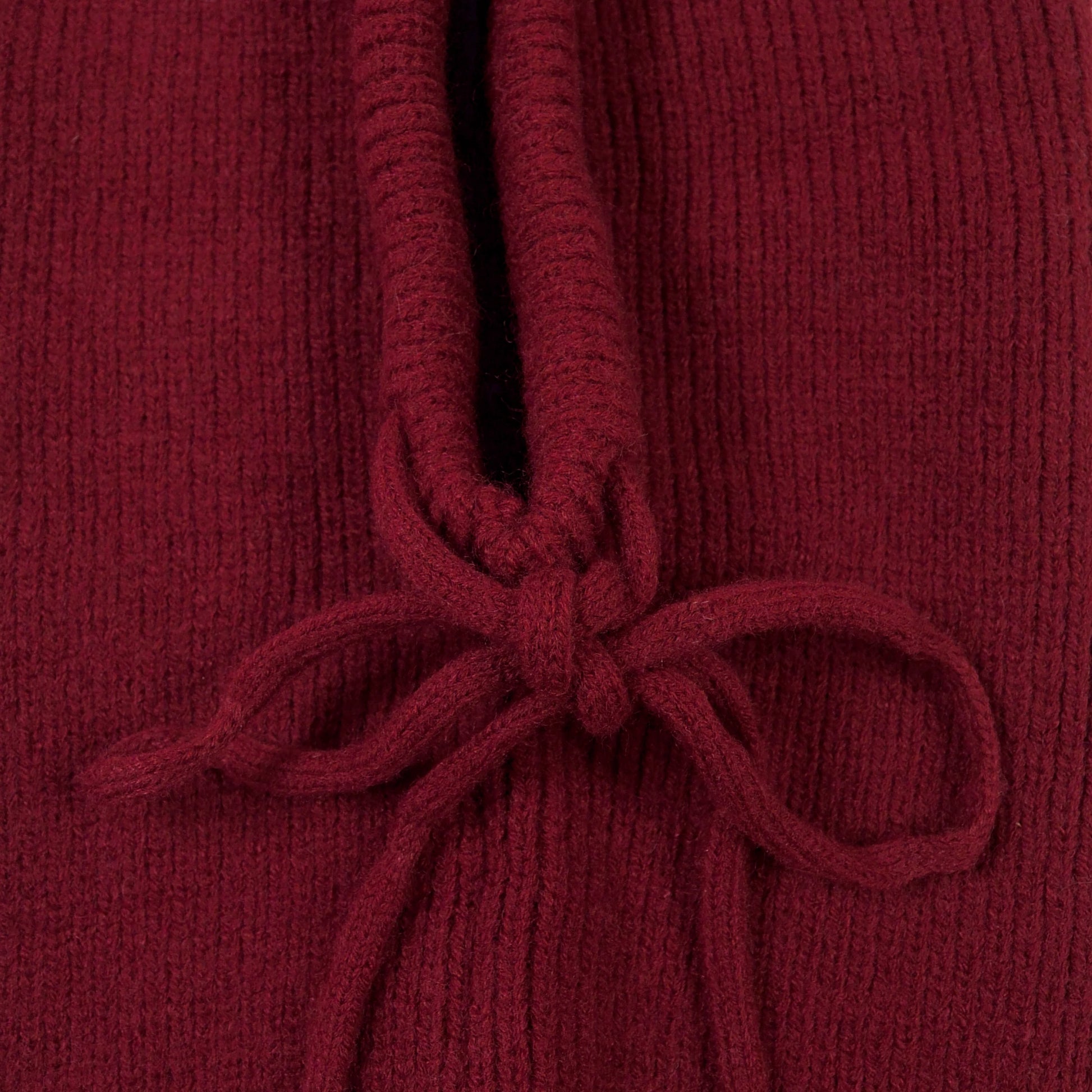 Detailaufnahme Kordelzug Balaclava Weinrot – feiner Strick