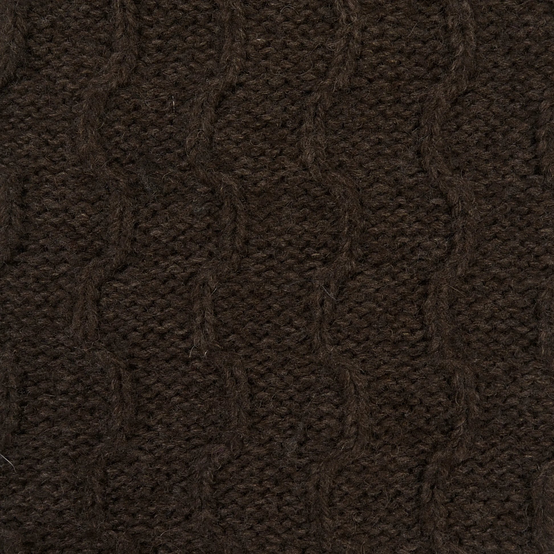 Detailaufnahme des Zopfmusters der Beinstulpen Lindau in Dunkelbraun