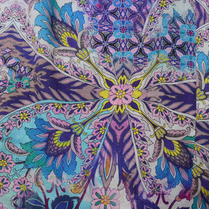 Detailaufnahme des bunten Mandala- und Blumenmusters auf der Ethno-Pumphose von Nijens