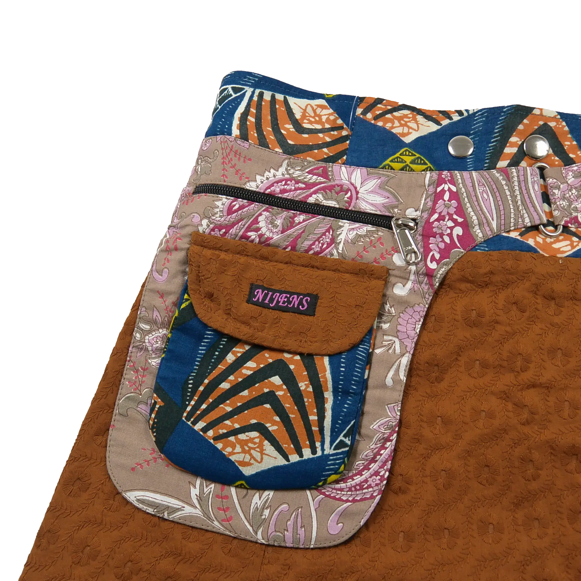 Sommerrock, Wickelrock aus besticktem Baumwollstoff Ockerfarben. Rockbund mit aufgesetzter Seitentasche.