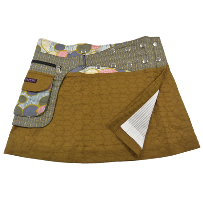 Sommerrock, Wickelrock, kurz mit besticktem Baumwollstoff, ockerbraun An der Seite gibt es eine aufgesetzte Seitentasche und der Rockbund ist einstellbar mit einer doppelten Druckknopfleiste.