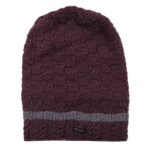 Long Beanie Mütze, handgestrickt aus Schurwolle, Lila. Ein fliederfarbener Streifen oberhalb des Mützenbundes im Strickmuster ziert diese Wollmütze.