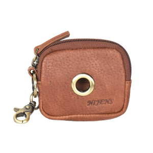 Eine große Öse im vorderen Fach dient zur einfachen Entnahme von Hundekotbeutel. Beuteltasche aus Leder Brandy