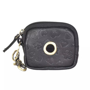 Kleine Beuteltasche aus schwarzem Leder mit kleinen Pfoten&Herzprägungen. An der Seite gibt es einen Karabiner und ein Reißverschlussfach mit Metallöse zur Entnahme von Hundekotbeuteln.